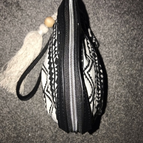NWT Time & Tru Black & White Dome Pouch w/ Tassle - Picture 6 of 7